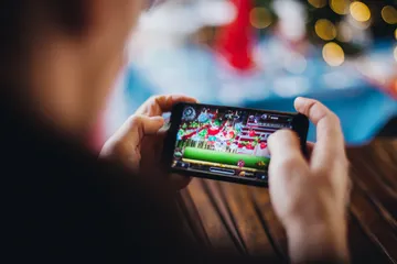 A professional dealer in a tuxedo greeting players at the roulette table, symbolizing the authentic live casino feel at GEMJLL.